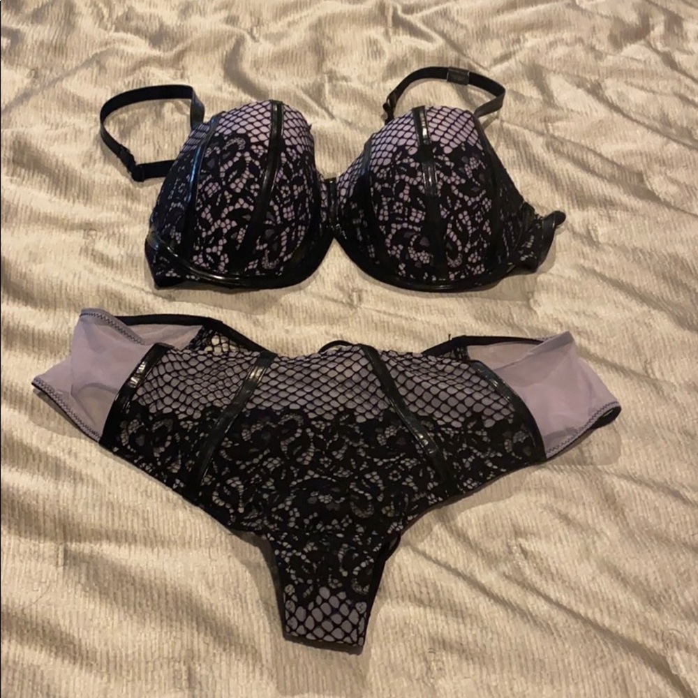 Beautiful VS 2 piece lingerie new without tag.